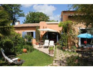 Well Renovated Villa With 2 Studios..