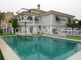 LUXURY VILLA IN MIL PALMERAS