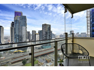 An Epic Open-Plan Living With Bay Views