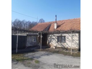 Kuća sa okućnicom i zemljištem u Oštarijama