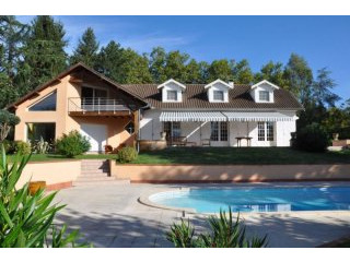Well Renovated Villa With 1 Acre Of..