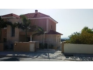 Luxury 6 bed villa with gorgeous city..