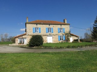 Detached Stone Property In 3.7ha