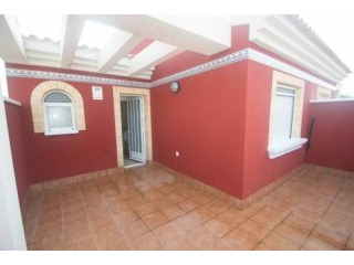 3 Bedroom 2 Bathroom Townhouse In..