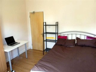 Single with double bed near Manor House..