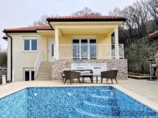 OTOK KRK,OMIŠALJ-villa sa dva stana i bazenom