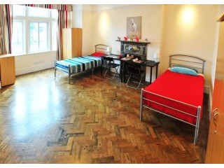 Twin with 2 single bed near Ealing..