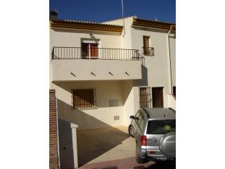 Town House - An attractive 3 level..