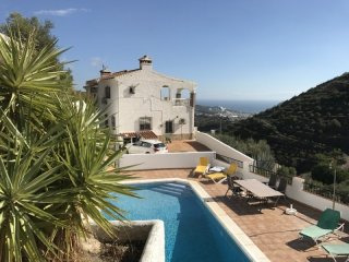 5 bedroom, 3 bathroom Villa, (build 232..