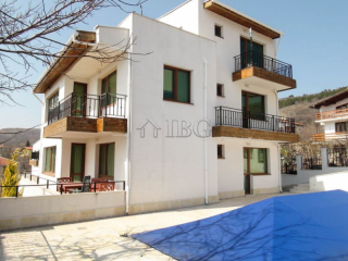 Spacious 2-bedroom apartment with sea..
