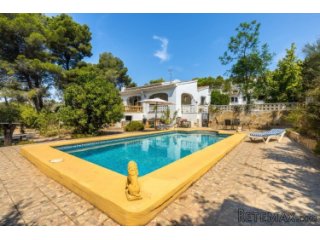 This excellent villa is located with a short distance of..