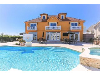 5 bedroom Detached House For Sale: 220..