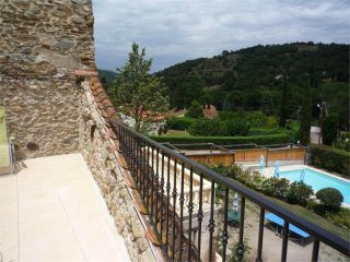 Character 2 Bedroom Apartment With 2..