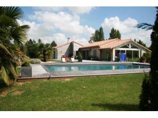 5 bedroom Villa For Sale: 86000 POITIERS