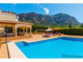 Well located 4 bedroom villa at the end of a small cul de..