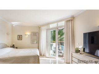 Front line apartment located in Roca Marina, a well-known..