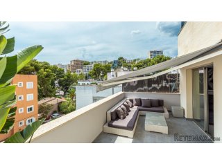 This is a beautiful renovated 3-bedroom penthouse apartment..