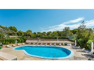 This south-facing sunny apartment is ideally lo..
