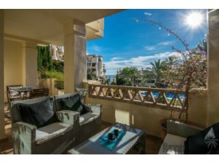This fantastic apartment with sea views is located in a..