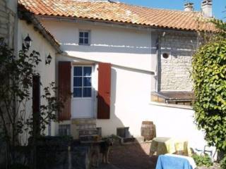 3 bedroomed townhouse with outbuildings..