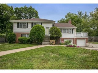 4 bedroom House For Sale: 2 Glen Oaks..