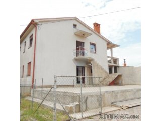 Istra,Pula kuća sa dva stana i okućnicom