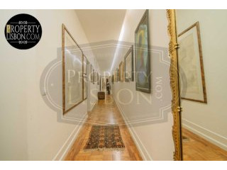 Remodeled T4+1 Lisbon apartment for..