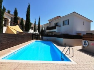 3 Bedroom Apartment With Communal..
