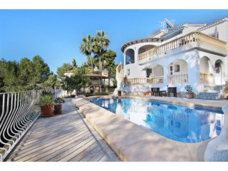 Beautiful private 4 bedroom house close..