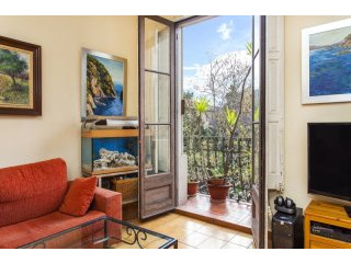 Modernist Flat In Eixample Golden Square