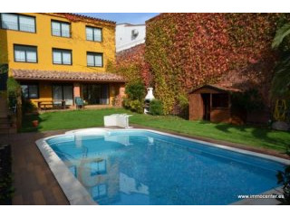 ALT EMPORDA: Nice village house with..