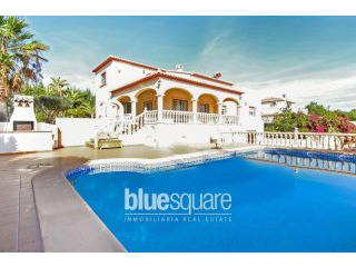 Modern 5 bedroom villa on flat plot in..