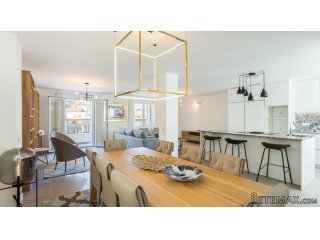 This renovated beautiful property offers a surface area..