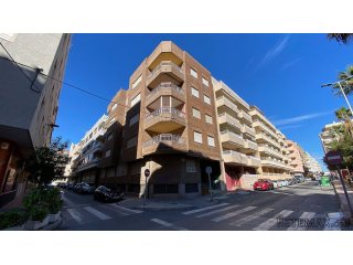 Completely refurbished ground floor flat. Surrounded by..