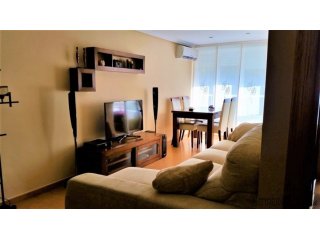 Práctico piso de 2 habitaciones y 2 baños en la playa en E..