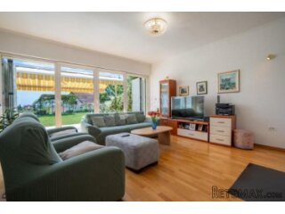 Srdoči-240m2 više parkirna mjesta,okućnice 931m2