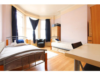 Twin with 2 double bed near Manor House..