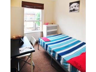 Single with double bed near Queens Park..
