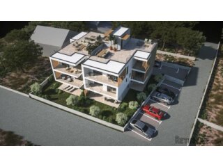 VODICE – NOVI STAN S VRTOM BLIZU PLAŽE