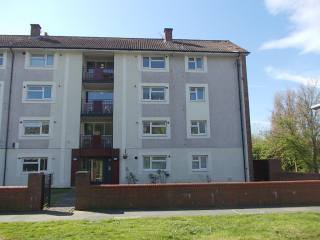 A 3 bed 3rd floor flat to rent in..