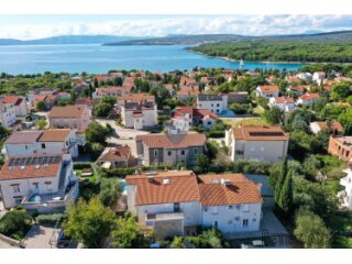 Otok Krk,Punat-obiteljska kuća s velikom okućnicom,pogled,bl