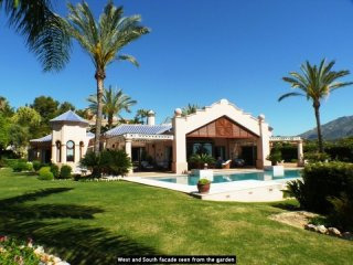 Villa for sale in Nueva Andalucia..