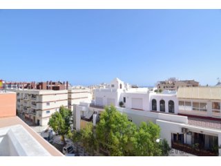 På attraktiv cityadress i Nerja hittar vi denna lägenhet om..