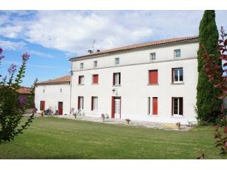 Beautiful Charentaise property walking..