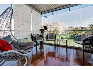 Apartamento en primera línea de mar en Torrevieja. El piso..