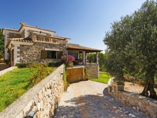 Charming Villa In A Tranquil Area In Sa..