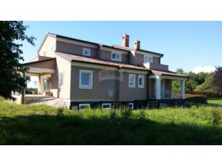 Pazin, kuća za odmor s velikom okućnicom