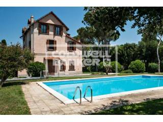 6 Bedrooms - Villa - For Sale