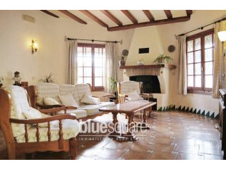 Spacious converted restaurant with open..