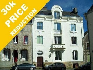 Elegant, well established town centre 9..